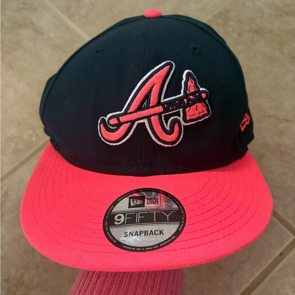 New Era Atlanta Braves 9FIFTY snapback hat in navy and vibrant pink colorway